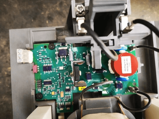 ความผิดปกติของแรงดันไฟขาออก/ความถี่ของอินเวอร์เตอร์โฟโตโวลตาอิค